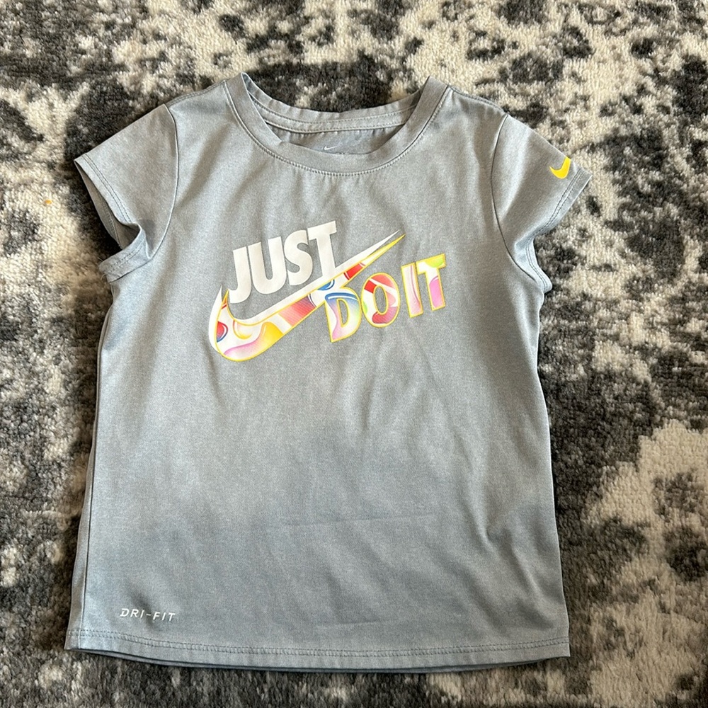 Girls Nike tee